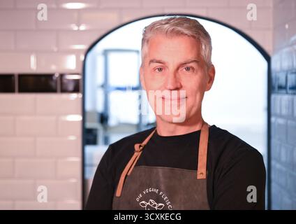 Stuttgart, Deutschland. Oktober 2025. Andreas Holz, Niederlassungsleiter des veganen Metzgers, steht in seinem Laden in Stuttgart. Die vegane Metzgerei öffnet am Samstag (18.10.2025). Quelle: Bernd Weißbrod/dpa/Alamy Live News Stockfoto