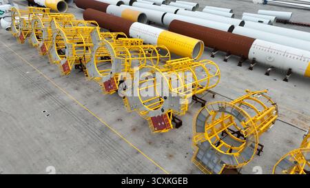 Offshore-Windübergangsteile und Turmsektionen in Port, Dongying, Shandong, China Stockfoto