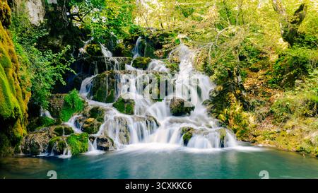 Flüssiger Wassereffekt, der die Bewegung des sauberen Bergwasserfalls im Wald erfasst Stockfoto