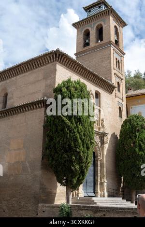 Blick auf die Kirche San Gil y Santa Ana in Granada, Spanien, in der Nähe des Darro-Flusses. Ein schönes Beispiel für Renaissance und Mudéjar-andalusisches Archit Stockfoto