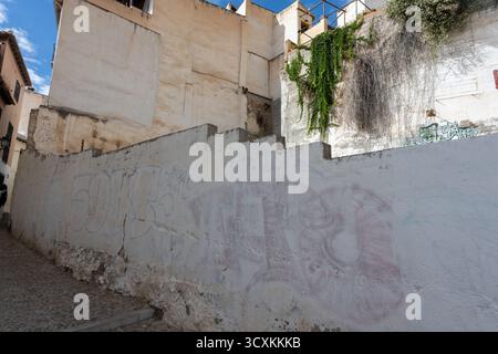 Charakteristische enge Gassen und traditionelle Architektur von Granada mit weißen Fassaden, dekorierten Balkonen und verwinkelten Gassen in der Geschichte Stockfoto