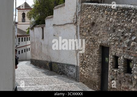 Charakteristische enge Gassen und traditionelle Architektur von Granada mit weißen Fassaden, dekorierten Balkonen und verwinkelten Gassen in der Geschichte Stockfoto