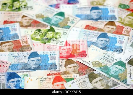 Pakistanische Rupien Banknoten. Die aktuellen pakistanischen Geldrechnungen liegen in großer Höhe auf dem Tisch. Das Konzept des Geschäfts und der Investitionen in Pakistan Stockfoto