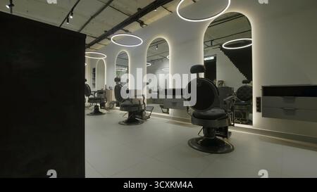 Modernes Friseurgeschäft mit stilvollen Stühlen. Clip Stockfoto