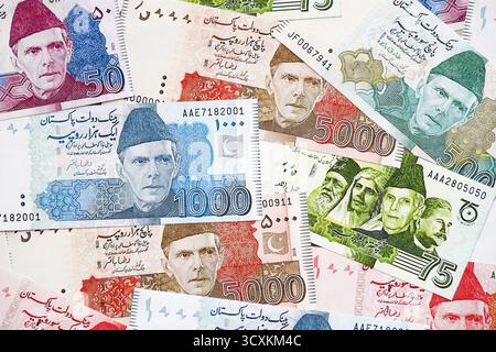 Pakistanische Rupien Banknoten. Die aktuellen pakistanischen Geldrechnungen liegen in großer Höhe auf dem Tisch. Das Konzept des Geschäfts und der Investitionen in Pakistan Stockfoto