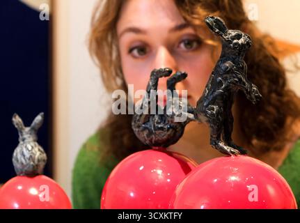 Battersea Evolution, London, Großbritannien. Oktober 2025. Fotoruf: Erschwingliche Kunstmesse bei Battersea Evolution. Quelle: Matthew Chattle/Alamy Live News Stockfoto