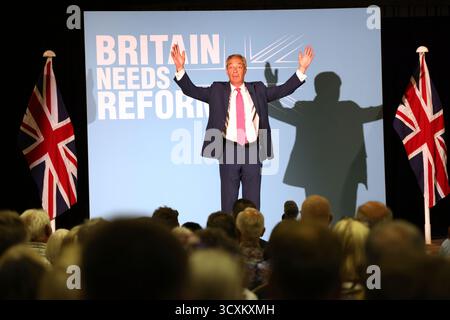 Das Bild vom 27. Juni 2024 zeigt Nigel Farage, den Führer der Reform UK, in Boston in Lincolnshire. Stockfoto