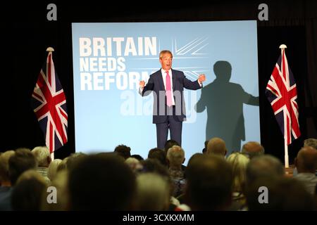 Das Bild vom 27. Juni 2024 zeigt Nigel Farage, den Führer der Reform UK, in Boston in Lincolnshire. Stockfoto