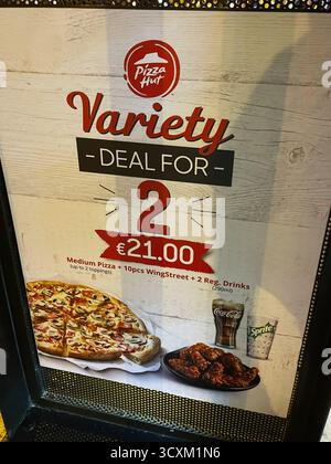 Paralimni, Zypern - 18. Juli 2024: Werbeplakat für ein Pizza Hut-Angebot für zwei Personen mit Pizza, Wings und Getränken in Paralimni Zypern. Stockfoto