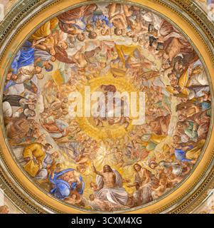 Salerno - das barocke Fresko des „Paradiso Salernitano“ - Glorie der Heiligen Dreifaltigkeit unter den Heiligen in der Kirche Chiesa di San Giorgio Stockfoto