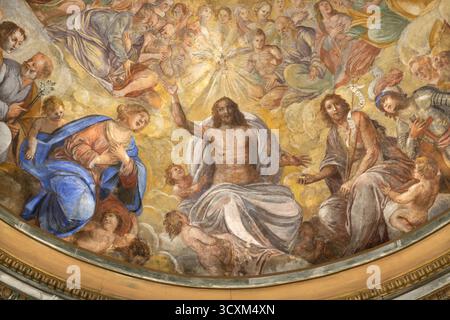 Salerno - das Detail des barocken Freskos des „Paradiso Salernitano“ - Glorie der Heiligen Dreifaltigkeit unter den Heiligen in der Kirche Chiesa san Giorgio Stockfoto