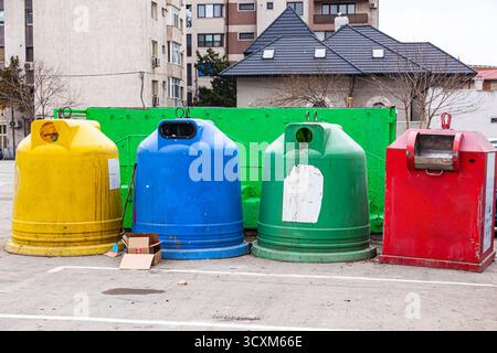 Kommunale Abfallbehälter in vier verschiedenen Farben für verschiedene Abfallarten. Stockfoto