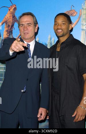 Will Smith und Tommy Lee Jones bei der Londoner Premiere von Men in Black 2 15/07/02 Stockfoto