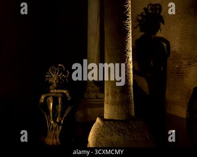 Ein Detail der Basilika-Zisterne, die größte von Hunderten von alten Zisternen, die sich unter der Stadt Istanbul, Türkiye, befinden Stockfoto