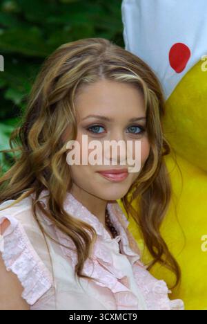 OLSEN ZWILLINGE (MARY KATE MIT GLATTEN HAAREN UND ASHLEY MIT LOCKIGEN HAAREN) BEI EINEM FOTOGESPRÄCH FÜR KINDER IN NOT IM FOUR SEASONS HOTEL LONDON, PARK LANE, 8. MAI 2002. Stockfoto