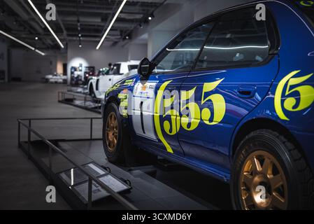 Subaru-Rallyefahrzeug mit 555er-Lackierung auf der Plattform im japanischen Museum Stockfoto