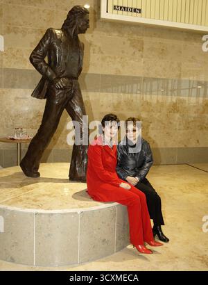 Cherie Blair und Yoko Ono enthüllen die Statue von John Lennon auf dem neu benannten Flughafen Liverpool John Lennon, 15. März 2002 Stockfoto