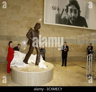 Cherie Blair und Yoko Ono enthüllen die Statue von John Lennon auf dem neu benannten Flughafen Liverpool John Lennon, 15. März 2002 Stockfoto