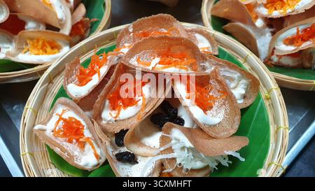 Thai Crispy Pancakes auf gewebtem Teller Stockfoto