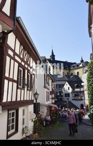Bernkastel-Kues, Deutschland. September 2025. Die Fachwerkhäuser in der Altstadt von Bernkastel-Kues. Hochwertige Fotos Stockfoto