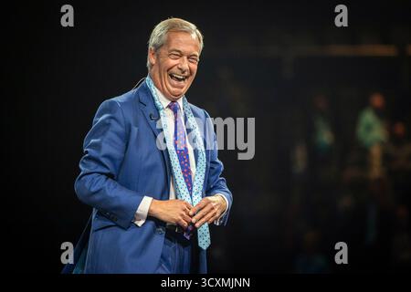 The NEC, Birmingham, UK – 6. September 2025 Nigel Farage Abgeordneter, Leader of Reform UK und Parlamentsabgeordneter für Clacton, hält die Schlussbemerkungen zum Abschluss von Tag 2 der Reform UK Conference 2025. Stockfoto