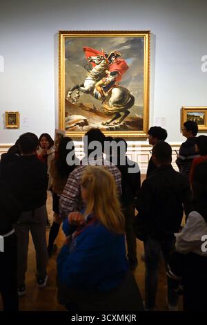 Wien, Österreich - 12. Oktober 2025: Touristen sehen das berühmte Gemälde Napoleon, das die Alpen überquert, von Jacques-Louis David in der Galerie Belvedere Stockfoto