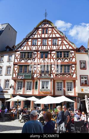 Bernkastel-Kues, Deutschland. September 2025. Die Fachwerkhäuser in der Altstadt von Bernkastel-Kues. Hochwertige Fotos Stockfoto