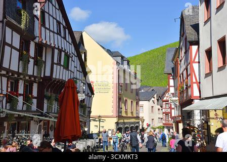 Bernkastel-Kues, Deutschland. September 2025. Die Fachwerkhäuser in der Altstadt von Bernkastel-Kues. Hochwertige Fotos Stockfoto