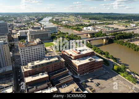 Drohnenaufnahme von Nashville, Tennessee, mit städtischem Grundriss, hohen Gebäuden, Uferufer und Stadtbrücke darunter. Nashville, USA - 11. Juli 2024. Stockfoto
