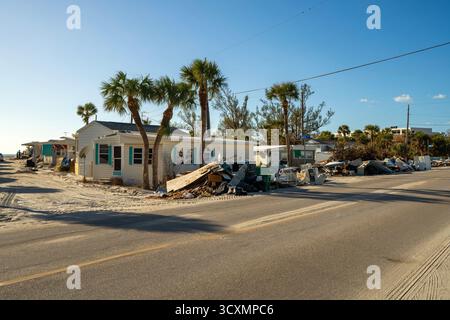 Hurrikanschäden in Florida. Müllhaufen auf der Straßenseite von zerstörten Häusern. Folgen von Naturkatastrophen Stockfoto