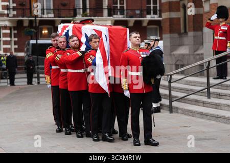 Die Trägerpartei, bestehend aus Mitgliedern der walisischen Garde, trägt den Sarg, der mit einer Flagge von Union Jack gedeckt ist, zur Requiem-Messe für den ehemaligen Chef der Streitkräfte, Feldmarschall Lord Guthrie, in der Westminster Cathedral in London. Bilddatum: Mittwoch, 15. Oktober 2025. Stockfoto