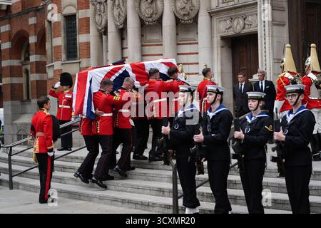 Die Trägerpartei, bestehend aus Mitgliedern der walisischen Garde, trägt den Sarg, der mit einer Flagge von Union Jack gedeckt ist, zur Requiem-Messe für den ehemaligen Chef der Streitkräfte, Feldmarschall Lord Guthrie, in der Westminster Cathedral in London. Bilddatum: Mittwoch, 15. Oktober 2025. Stockfoto