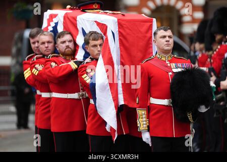 Die Trägerpartei, bestehend aus Mitgliedern der walisischen Garde, trägt den Sarg, der mit einer Flagge von Union Jack gedeckt ist, zur Requiem-Messe für den ehemaligen Chef der Streitkräfte, Feldmarschall Lord Guthrie, in der Westminster Cathedral in London. Bilddatum: Mittwoch, 15. Oktober 2025. Stockfoto