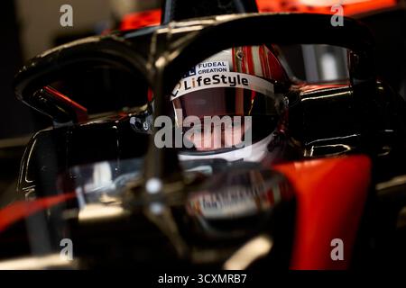 Montmelo, Spanien. Oktober 2025. BARCELONA, SPANIEN - 15. OKTOBER: Hiyu Yamakoshi aus Japan und (20) Van Amersfoort Racing sehen sich während des ersten Tages der FIA Formel 3 Nachsaison-Tests auf dem Circuit de Barcelona Catalunya am 15. Oktober 2025 in Barcelona, Spanien, in der Garage an. (Foto von Pablo Rodriguez/Quality Sport Images) Credit: QSP/Alamy Live News Stockfoto