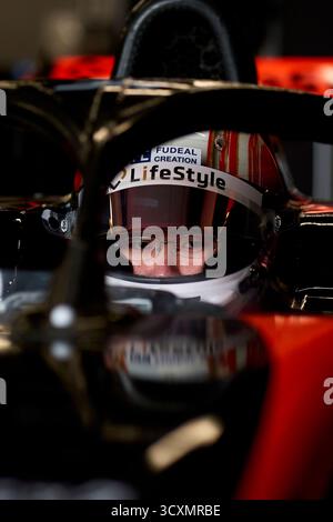 Montmelo, Spanien. Oktober 2025. BARCELONA, SPANIEN - 15. OKTOBER: Hiyu Yamakoshi aus Japan und (20) Van Amersfoort Racing sehen sich während des ersten Tages der FIA Formel 3 Nachsaison-Tests auf dem Circuit de Barcelona Catalunya am 15. Oktober 2025 in Barcelona, Spanien, in der Garage an. (Foto von Pablo Rodriguez/Quality Sport Images) Credit: QSP/Alamy Live News Stockfoto