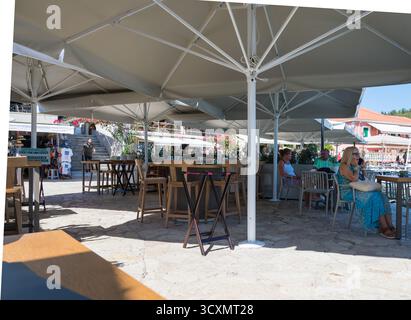 Touristen und Urlauber im Hafenrestaurant Fiskardo Kefalonia Griechenland Stockfoto