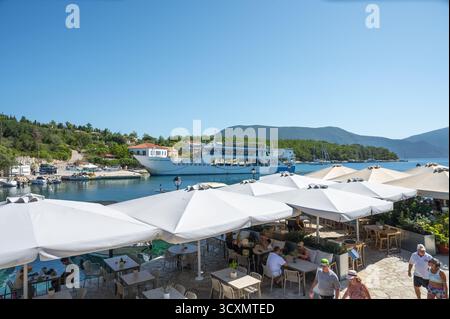 Touristen und Urlauber im Hafenrestaurant Fiskardo Kefalonia Griechenland Stockfoto