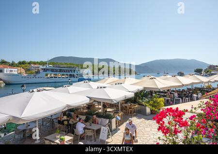 Touristen und Urlauber im Hafenrestaurant Fiskardo Kefalonia Griechenland Stockfoto