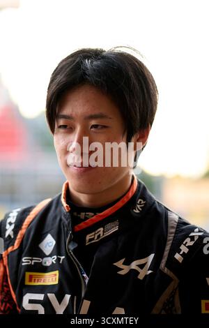 Montmelo, Spanien. Oktober 2025. BARCELONA, SPANIEN - 15. OKTOBER: Hiyu Yamakoshi aus Japan und (20) Van Amersfoort Racing sehen sich während des ersten Tages der FIA Formel 3 Nachsaison-Tests auf dem Circuit de Barcelona Catalunya am 15. Oktober 2025 in Barcelona, Spanien, im Pitlane an. (Foto von Pablo Rodriguez/Quality Sport Images) Credit: QSP/Alamy Live News Stockfoto
