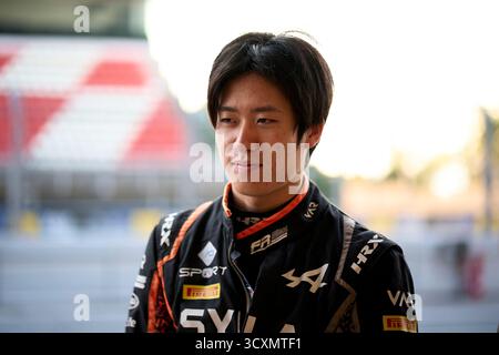 Montmelo, Spanien. Oktober 2025. BARCELONA, SPANIEN - 15. OKTOBER: Hiyu Yamakoshi aus Japan und (20) Van Amersfoort Racing sehen sich während des ersten Tages der FIA Formel 3 Nachsaison-Tests auf dem Circuit de Barcelona Catalunya am 15. Oktober 2025 in Barcelona, Spanien, im Pitlane an. (Foto von Pablo Rodriguez/Quality Sport Images) Credit: QSP/Alamy Live News Stockfoto
