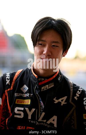 Montmelo, Spanien. Oktober 2025. BARCELONA, SPANIEN - 15. OKTOBER: Hiyu Yamakoshi aus Japan und (20) Van Amersfoort Racing sehen sich während des ersten Tages der FIA Formel 3 Nachsaison-Tests auf dem Circuit de Barcelona Catalunya am 15. Oktober 2025 in Barcelona, Spanien, im Pitlane an. (Foto von Pablo Rodriguez/Quality Sport Images) Credit: QSP/Alamy Live News Stockfoto