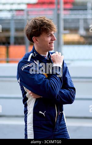 Montmelo, Spanien. Oktober 2025. BARCELONA, SPANIEN - 15. OKTOBER: Alessandro Giusti aus Frankreich und (19) MP Motorsport reagieren am ersten Tag der FIA Formel 3 Nachsaison-Tests auf dem Circuit de Barcelona Catalunya am 15. Oktober 2025 in Barcelona, Spanien, im Pitlane. (Foto von Pablo Rodriguez/Quality Sport Images) Credit: QSP/Alamy Live News Stockfoto