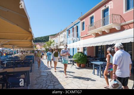 Touristen und Urlauber im Hafenrestaurant Fiskardo Kefalonia Griechenland Stockfoto