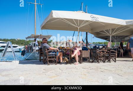 Touristen und Urlauber im Hafenrestaurant Fiskardo Kefalonia Griechenland Stockfoto