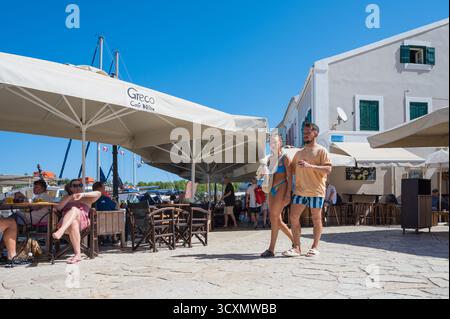 Touristen und Urlauber im Hafenrestaurant Fiskardo Kefalonia Griechenland Stockfoto