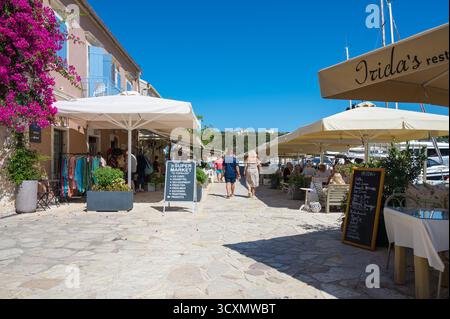 Touristen und Urlauber im Hafenrestaurant Fiskardo Kefalonia Griechenland Stockfoto