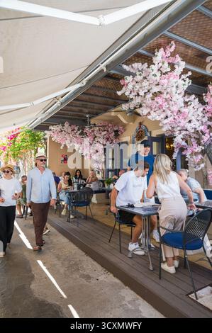 Touristen und Urlauber im Hafenrestaurant Fiskardo Kefalonia Griechenland Stockfoto