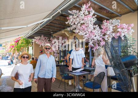 Touristen und Urlauber im Hafenrestaurant Fiskardo Kefalonia Griechenland Stockfoto