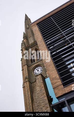Square Gemeindekirche und öffentliche Bibliothek, Halifax, Großbritannien Stockfoto