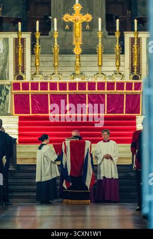 London, Großbritannien. Oktober 2025. Der Sarg am Fuße des Altars im Inneren - Beerdigung Requiem Mass für Feldmarschall Lord Guthrie, Westminster Cathedral, London. Guy Bell/Alamy Live News Stockfoto